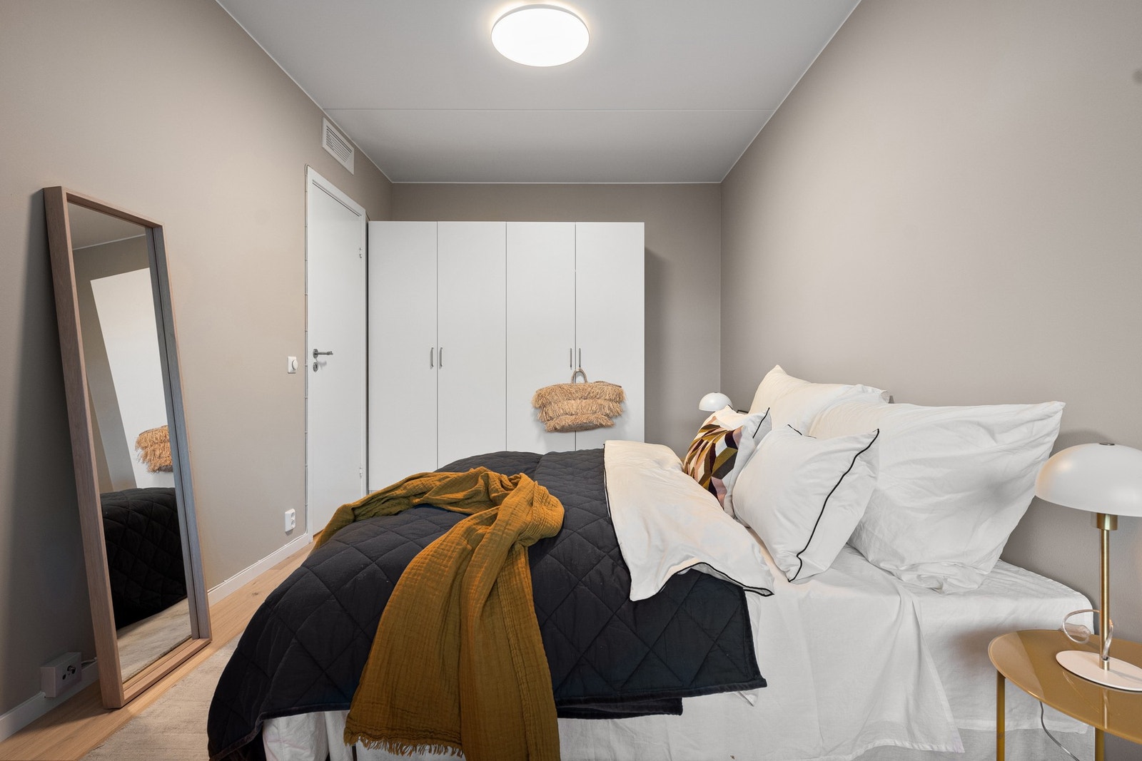 Det er to gode soverom i boligen, hovedsoverom med garderobeskap Galleribilde