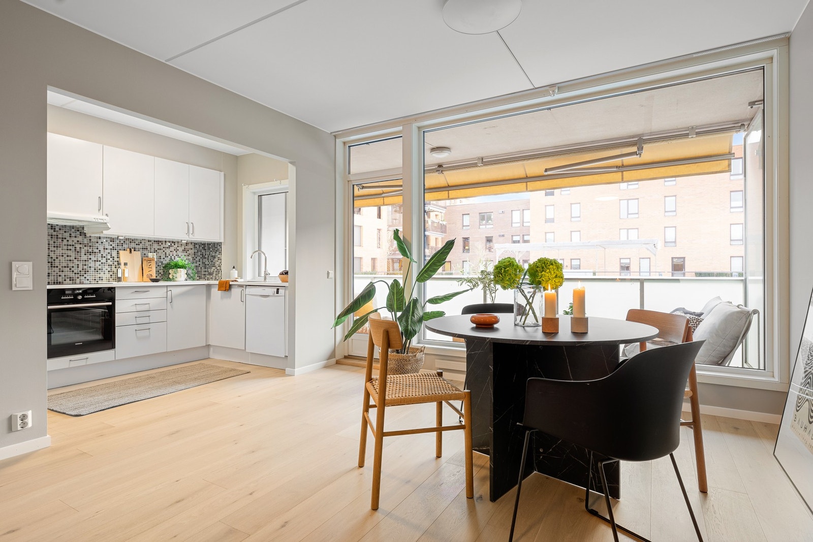 Kjøkkenet er i egen nisje, slik at rommet oppleves å ha gode soner Galleribilde