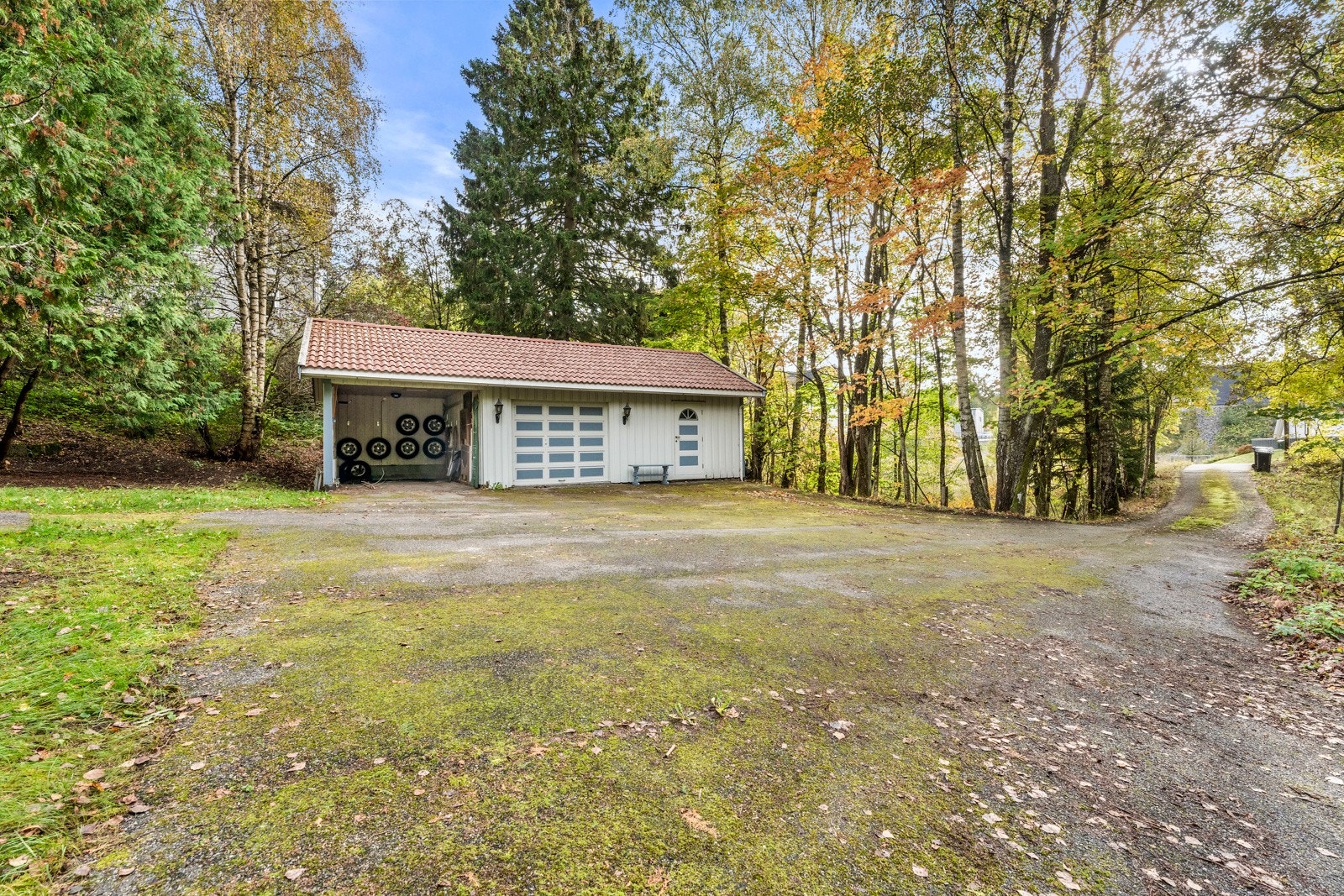 Stor og romslig gårdsplass med carport, garasje og verksted Galleribilde