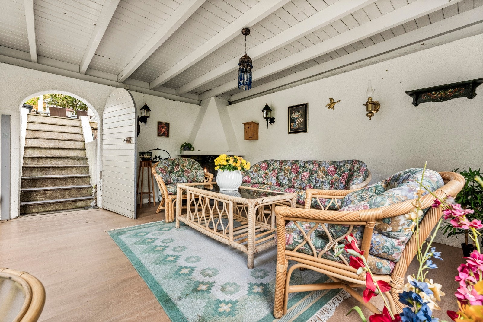 Fra pergolaen er det trapp videre opp til terrassen på det øvre planet Galleribilde