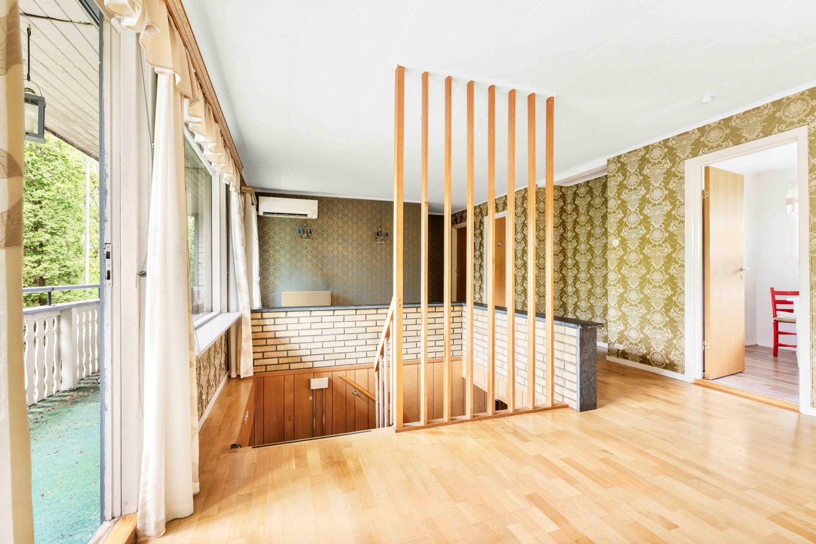 Trapp fra kjeller og opp. I bakkant har man også en stor sone. Herfra har man også utgang til koselig balkong Galleribilde