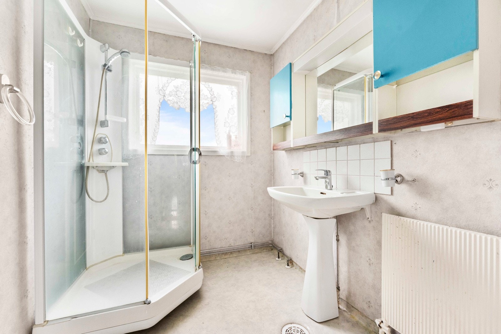 Eldre baderom med dusjkabinett Galleribilde