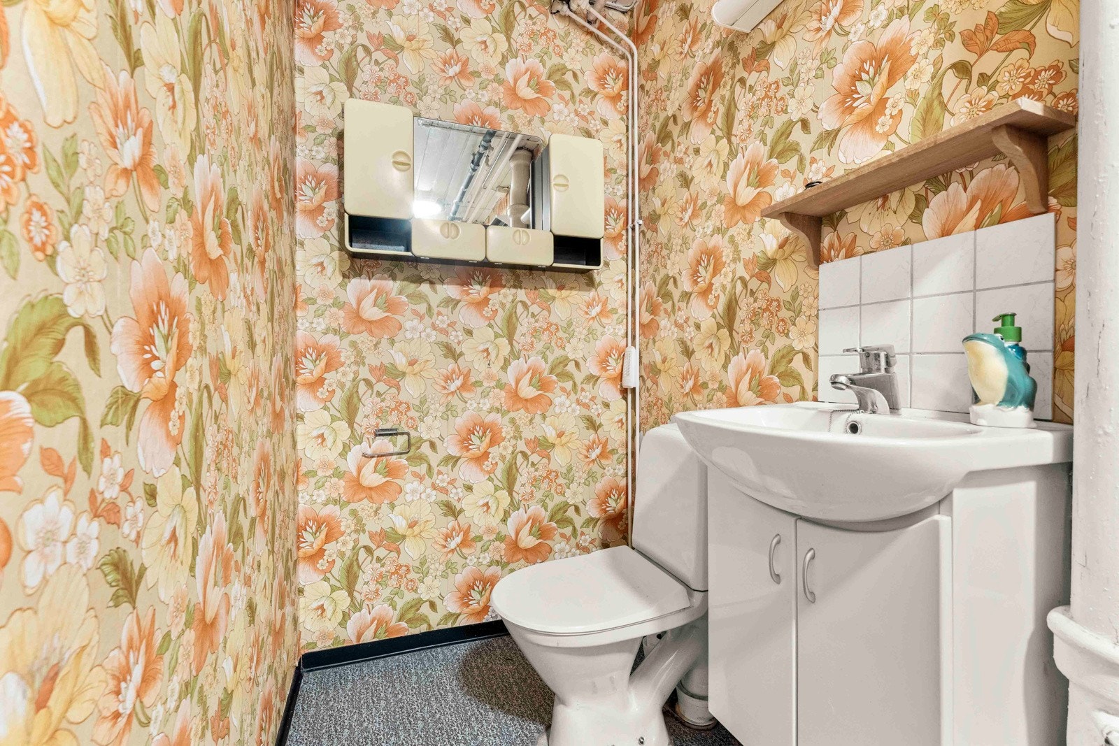 Eldre baderom i underetasjen Galleribilde