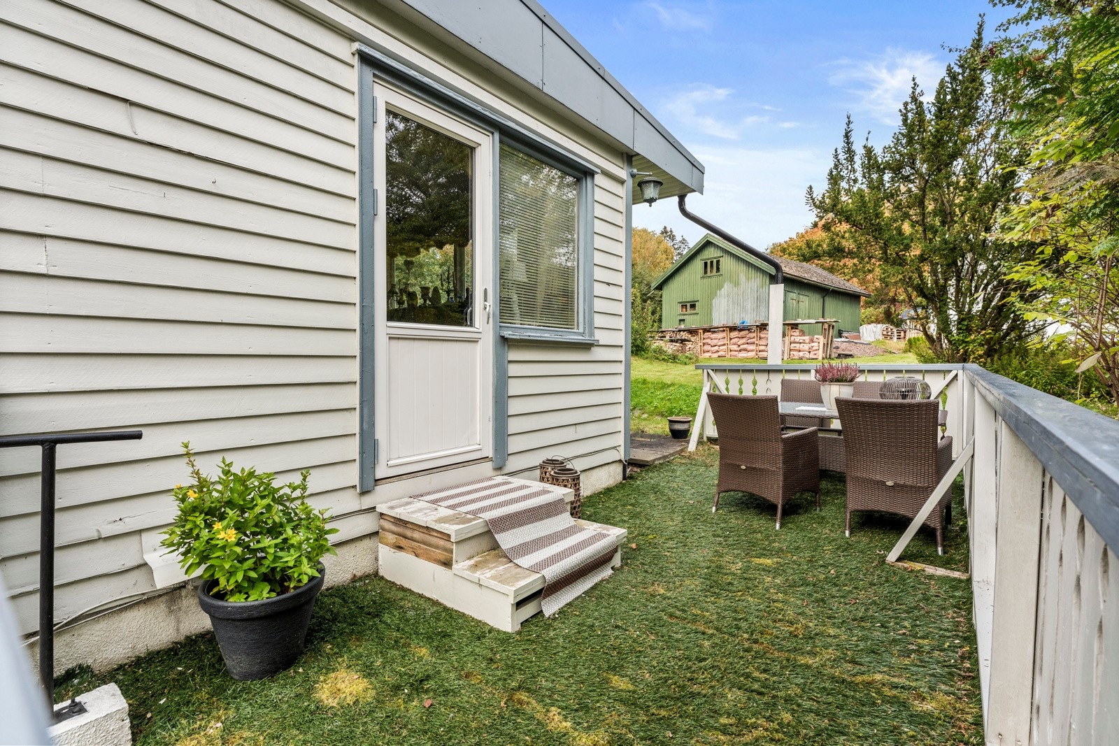 Koselig og skjermet terrasse med utgang fra stuen Galleribilde