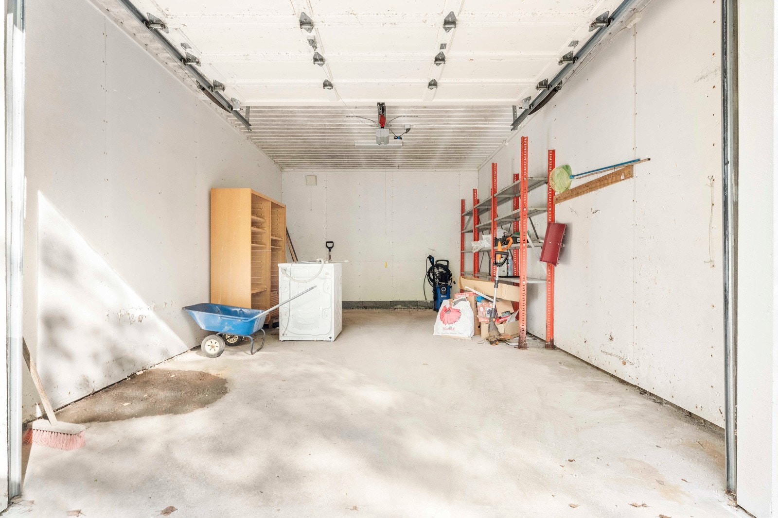 Romslig garasje på eiendommen Galleribilde