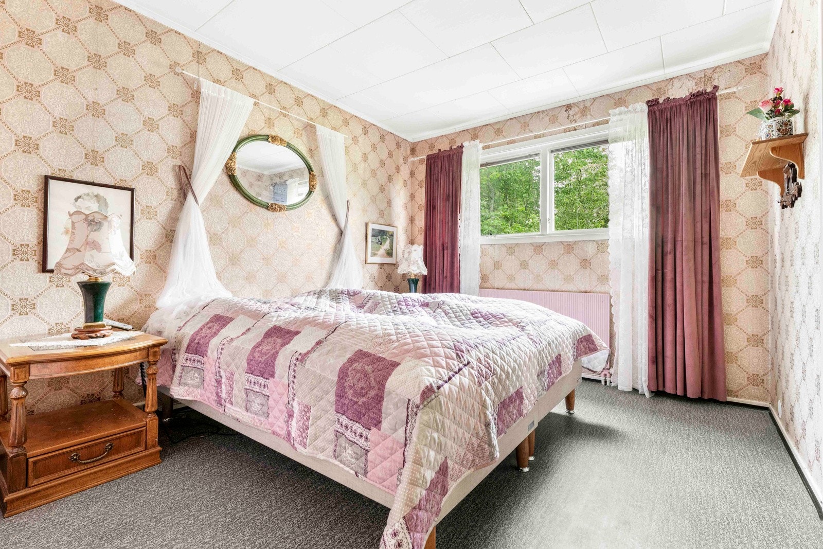 Hovedsoverommet er romslig og med god plass til dobbeltseng. Egen tilgang til baderommet Galleribilde