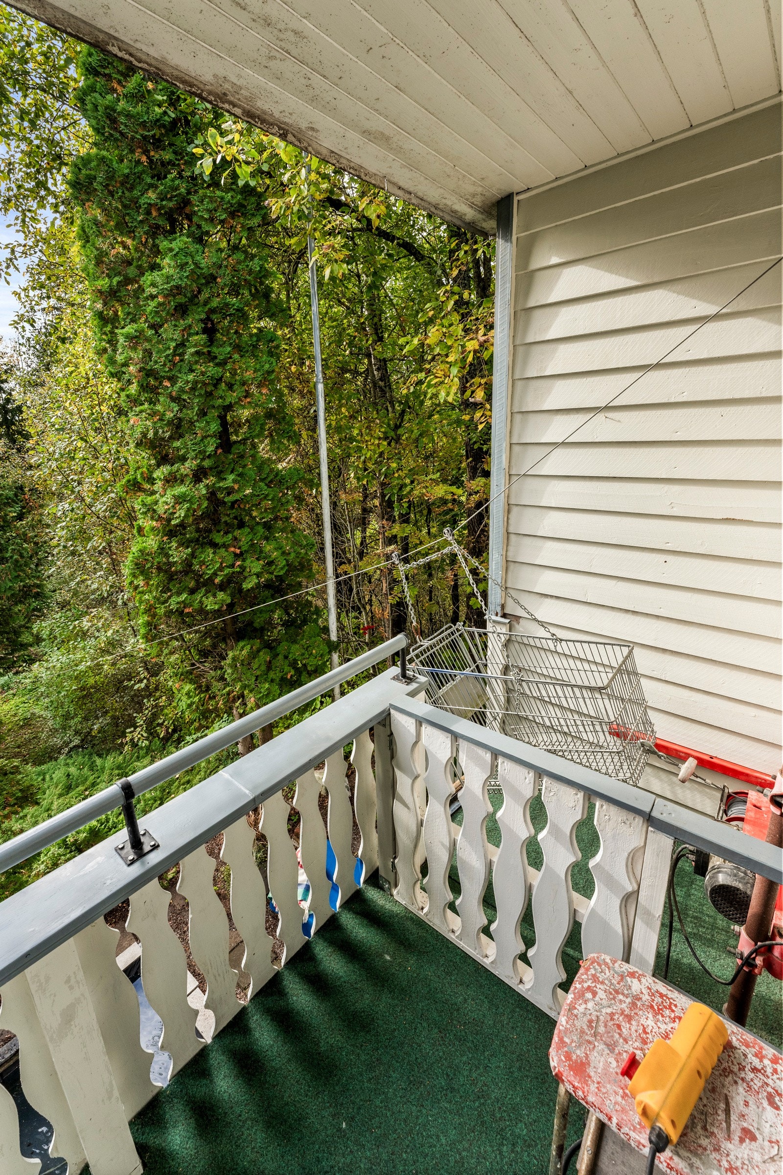 Fra balkongen har man installert en zipline for frakting av matvarer mm fra gårdsplannen og opp Galleribilde