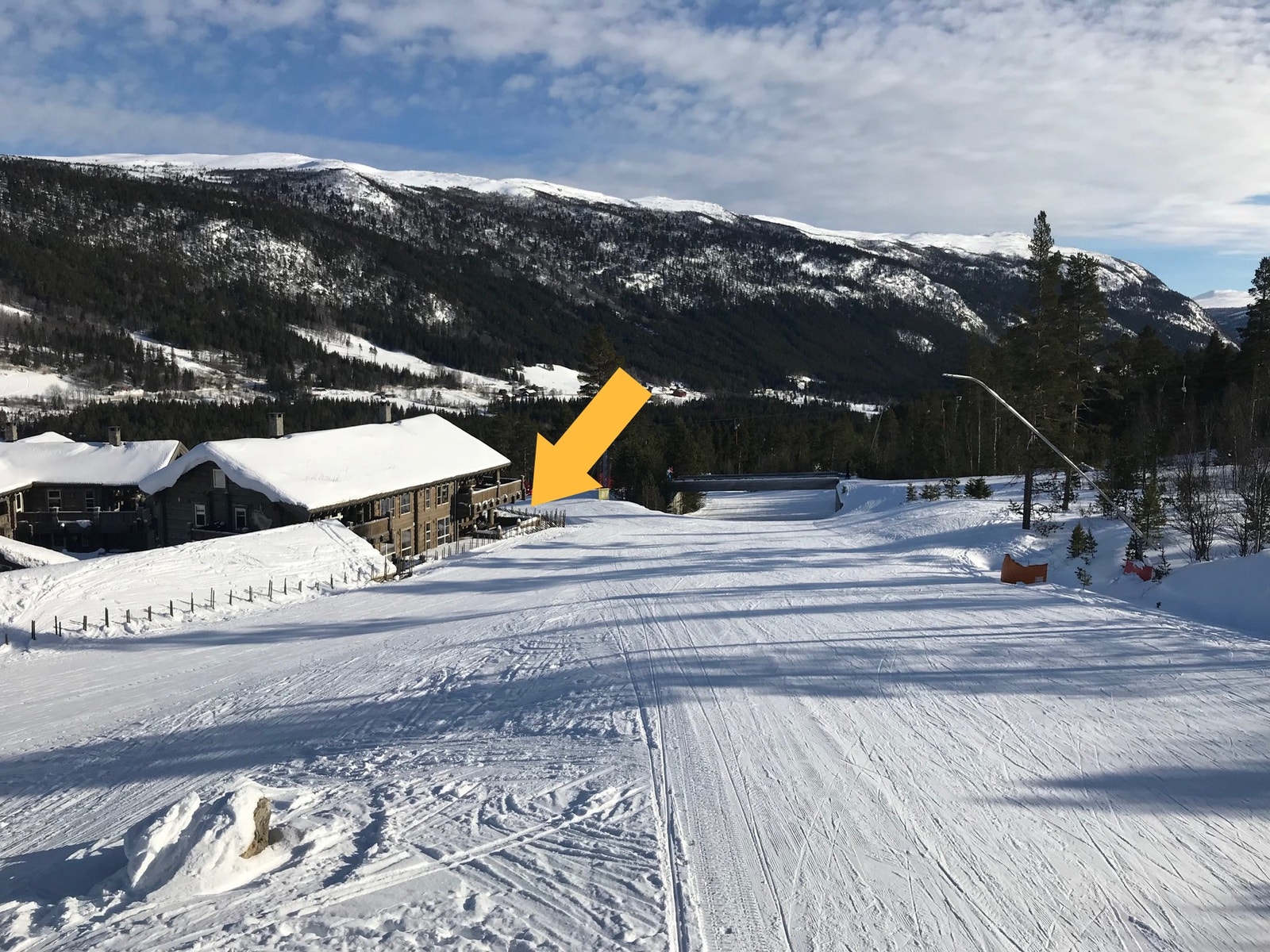 Leiligheten ligger i fremste rekke mot skibakkene. Galleribilde