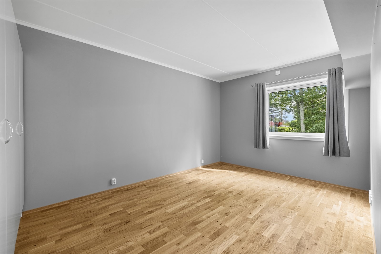 Romslig hovedsoverom med god garderobeplass Galleribilde