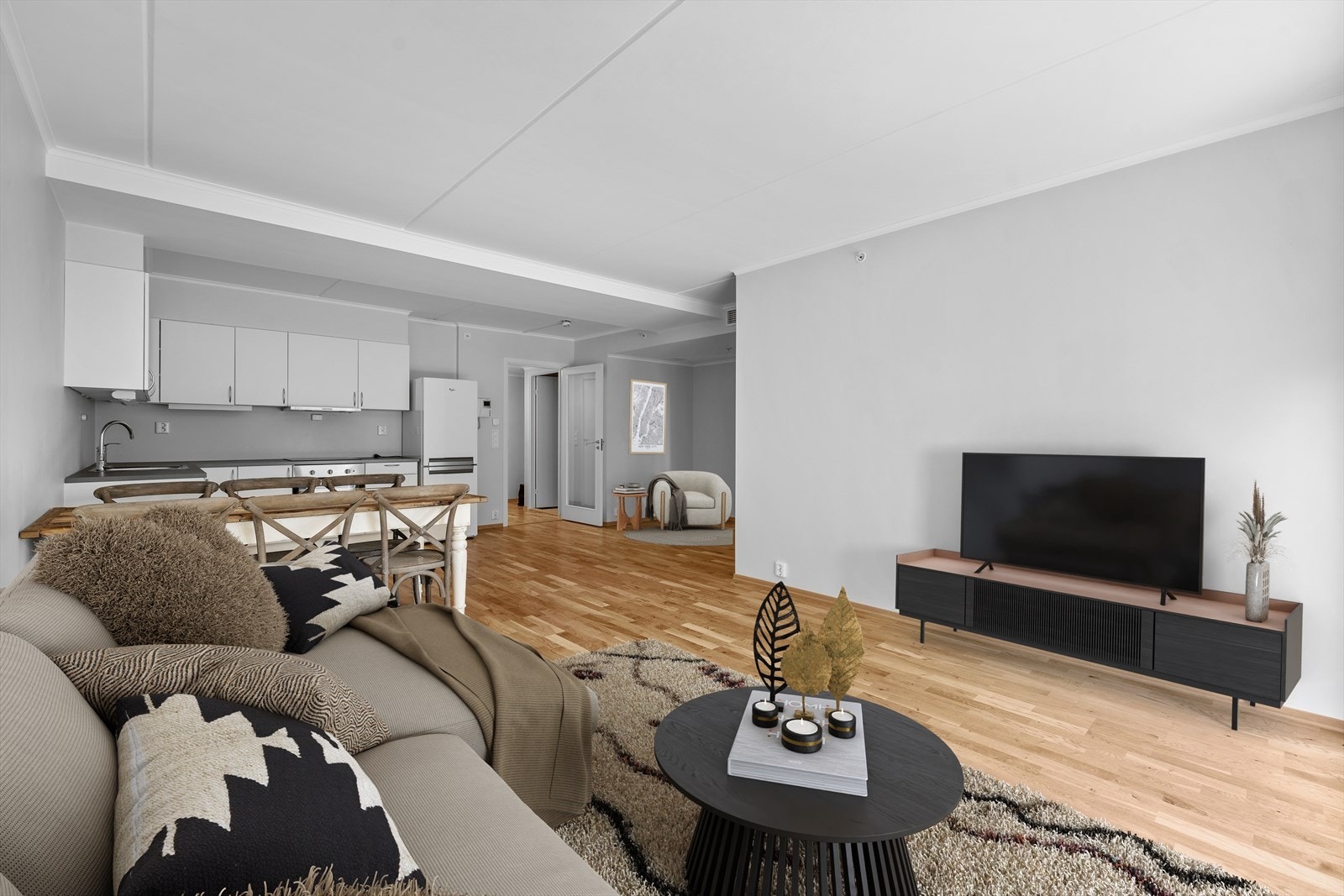 Pen stue med kjøkken i åpen løsning og utgang til balkong - bildet er digitalt møblert Galleribilde