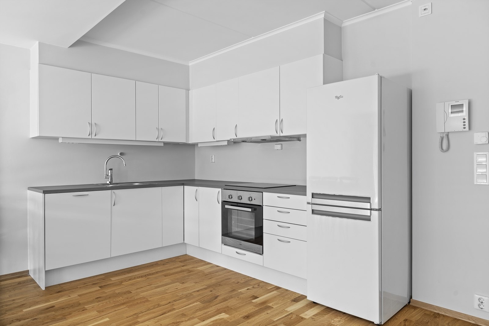 Pen kjøkkeninnredning med hvitevarer Galleribilde