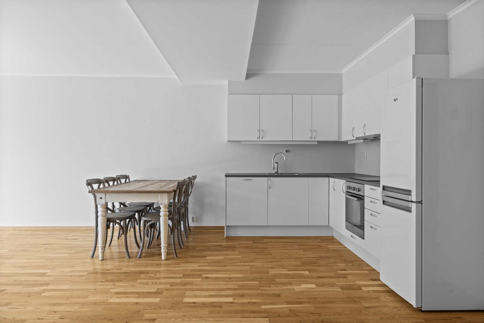 God standard med parkett på gulv, vannbåren gulvvarme og balansert ventilasjon Galleribilde