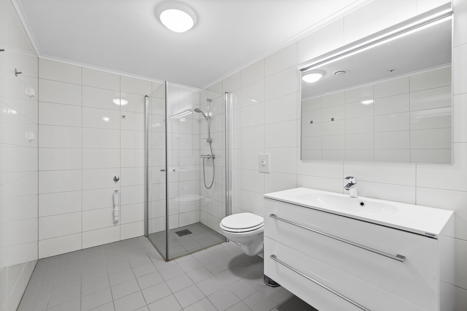 Pent flislagt bad Galleribilde