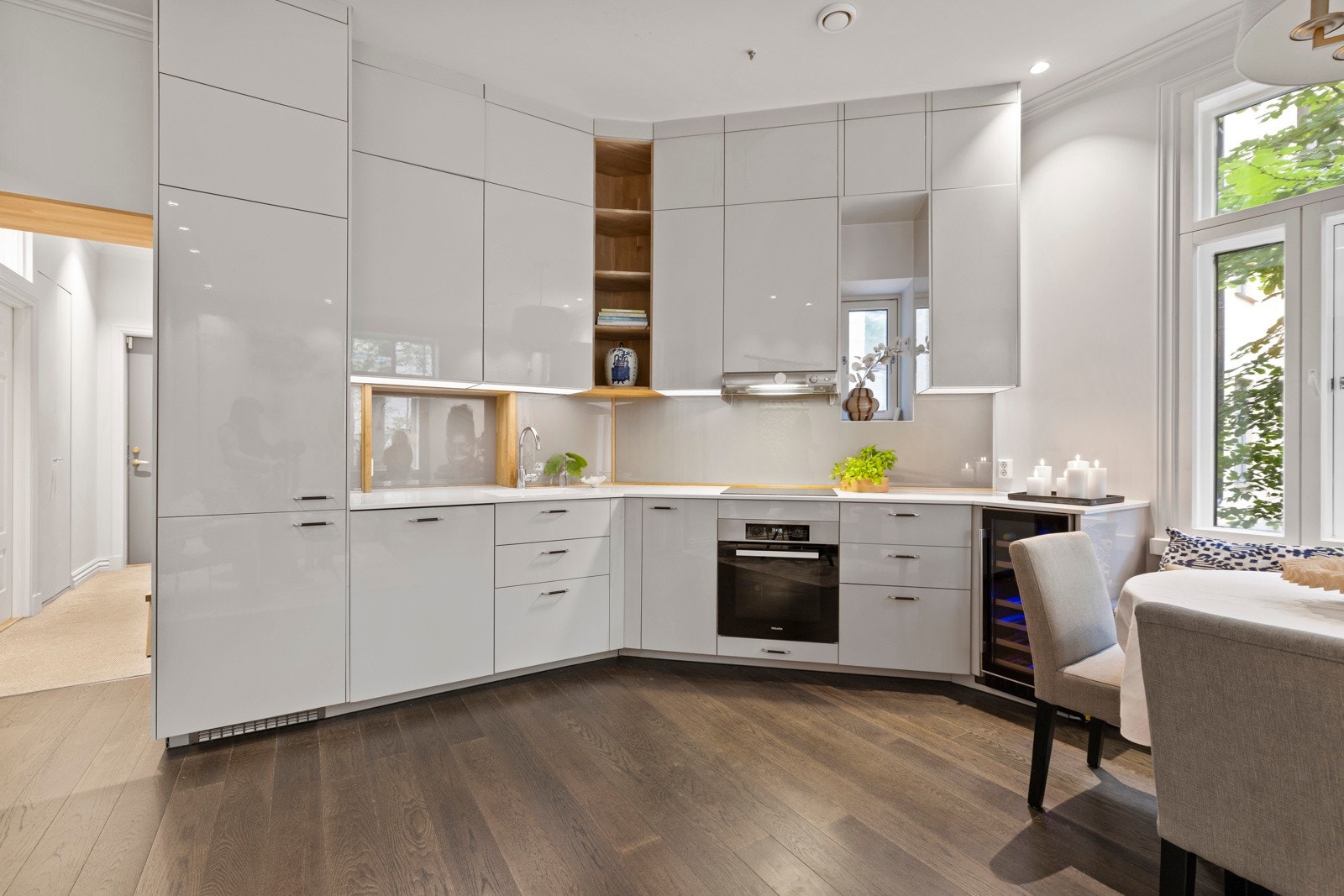 Innbydende, pent kjøkken fra 2019/2020 med åpen løsning mot stuen. Galleribilde