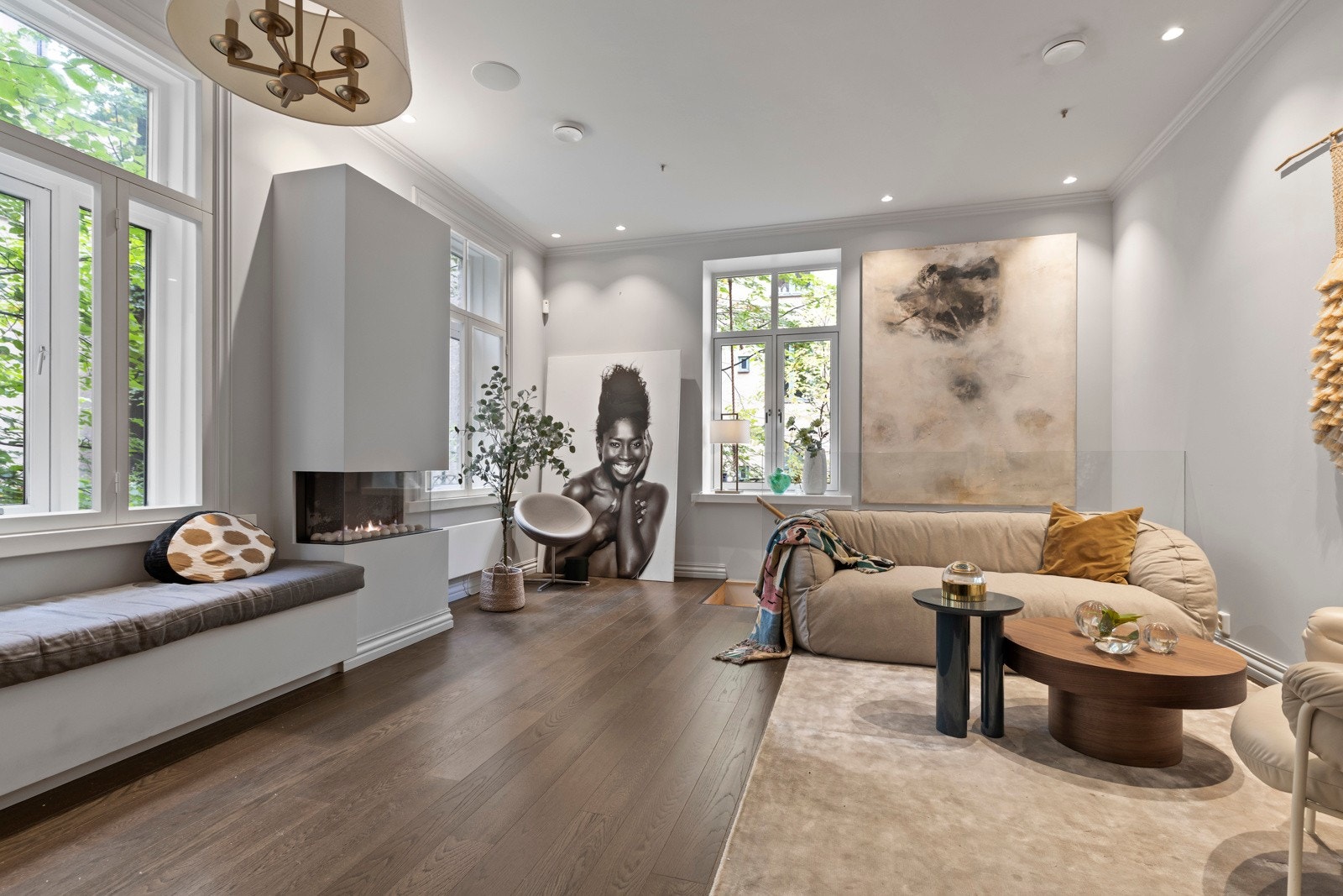 Stuen i leiligheten er romslig og flott opplyst med store vindusflater som gir rikelig med naturlig lys, og skaper en god atmosfære. Galleribilde