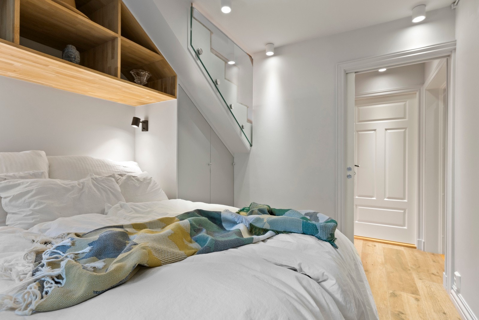 Rommet er smart innredet med plassbygde garderobeskap og hyller som gir svært gode oppbevaringsmuligheter, samt plass til dobbeltseng i midten for optimal arealutnyttelse. Galleribilde