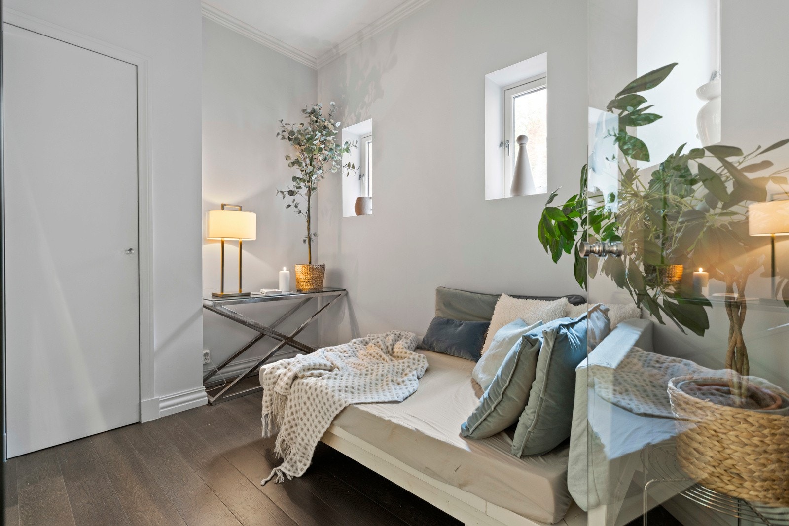 har en vegg i glass med glassdør som gir et luftig inntrykk, og det er plass til skrivepult og øvrig møblement etter behov. Galleribilde