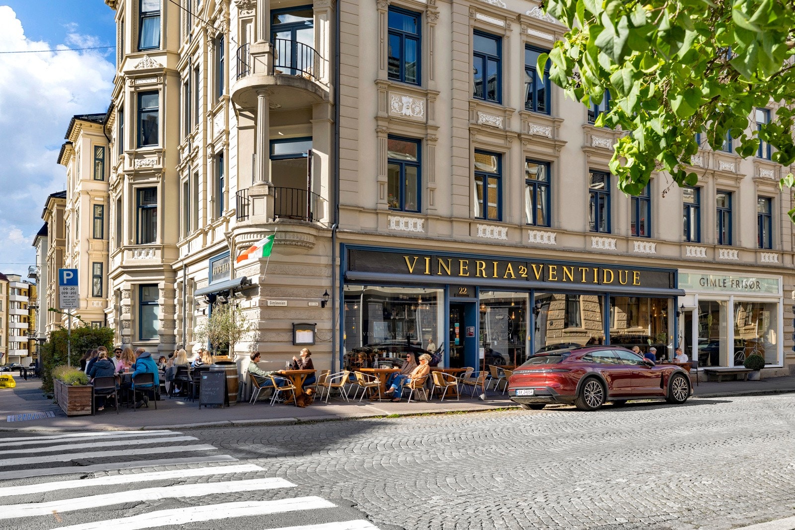 Nabolaget er fullspekket med populære kaféer, interiørforretninger og klesbutikker. Vinmonopol, Posten, Shell bensinstasjon og flere legekontorer ligger også like ved. Om det er tid for å gå på kino, kan ærverdige Gimle Kino eller Frogner Kino anbefales. Galleribilde