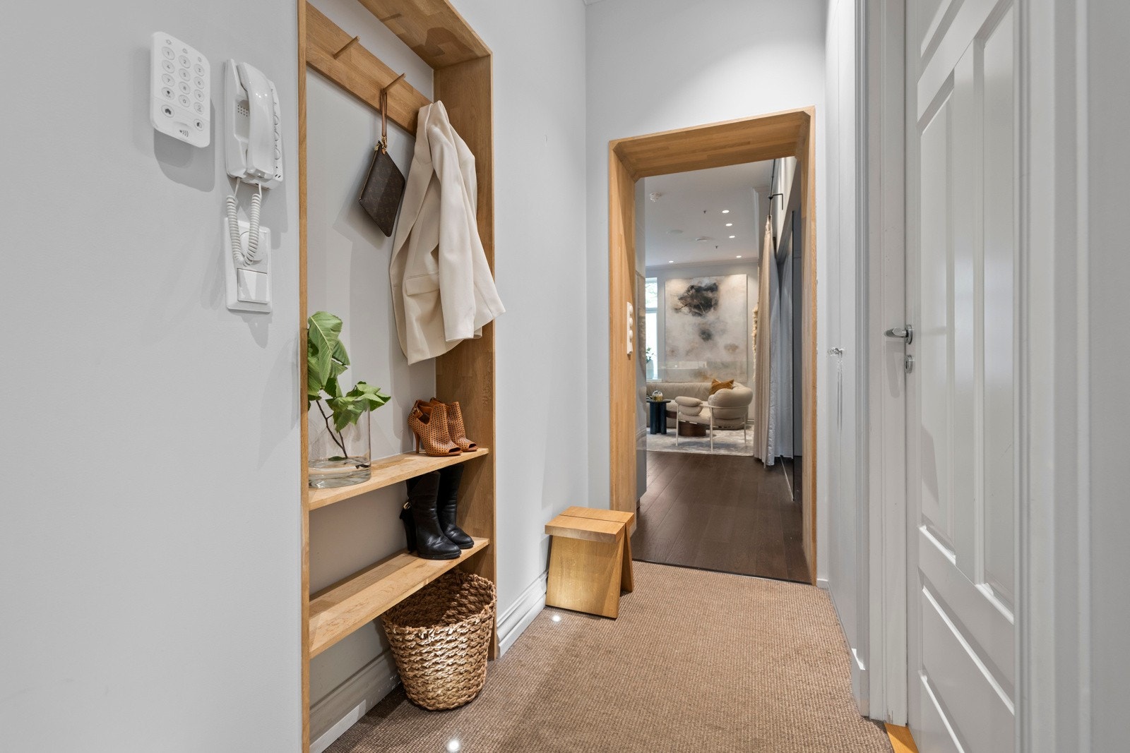 Hyggelig entré som gir et godt førsteinntrykk og fungerer som det naturlige knutepunktet i leiligheten. Galleribilde