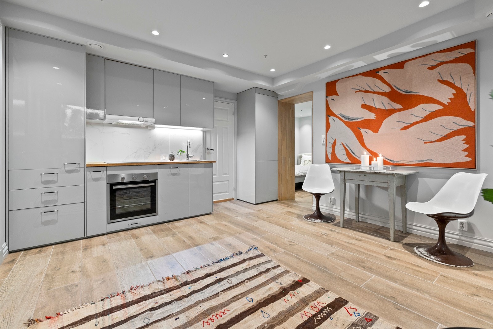 I leiligheten er det en romslig kjellerstue med åpen kjøkkenløsning. Galleribilde