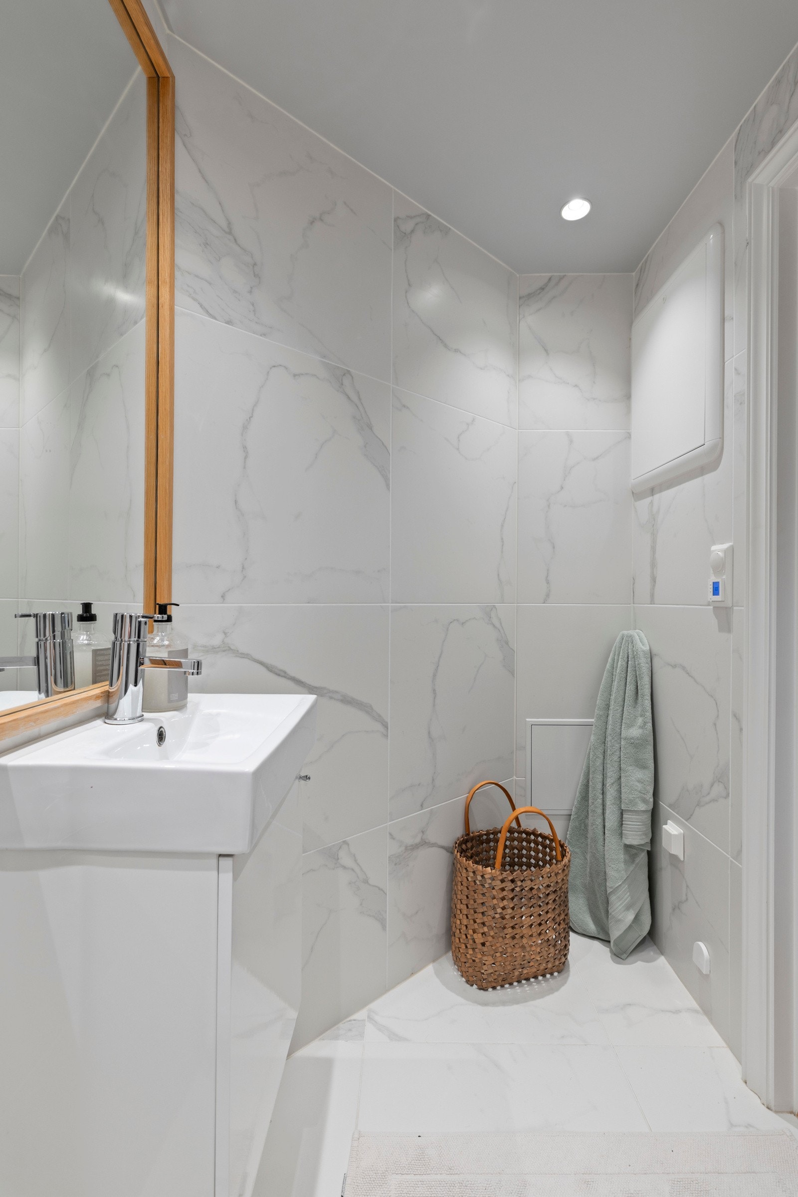 Det tredje badet i leiligheten er også fra 2018 med elektriske varmekabler i gulv. Galleribilde