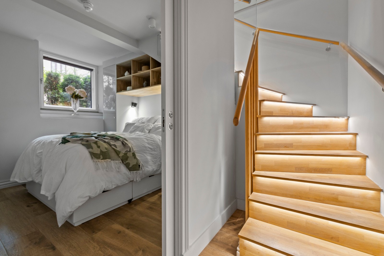 Underetasjen består av hoveddel med trappegang, gang, soverom og bad. inngangsparti, Her er det også stue/kjøkken og bad som kan inngå i en hybel Galleribilde