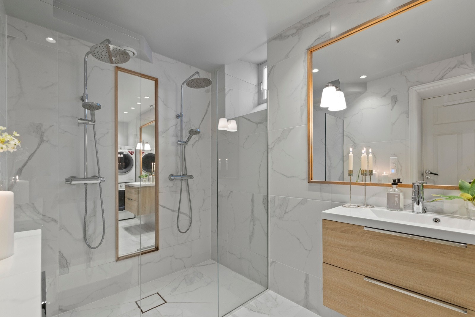 Her er det er det vegghengt toalett med innebygd sisterne og dusjnisje med glassvegger og dobbel dusjarmatur med både regnfallsdusj og hånddusj Galleribilde