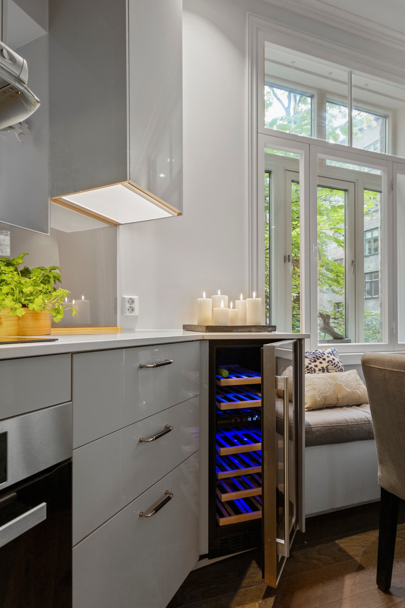 Kjøkkenet er innredet med integrerte hvitevarer som komfyr, platetopp, vinskap, oppvaskmaskin og kjøl/frys. Galleribilde