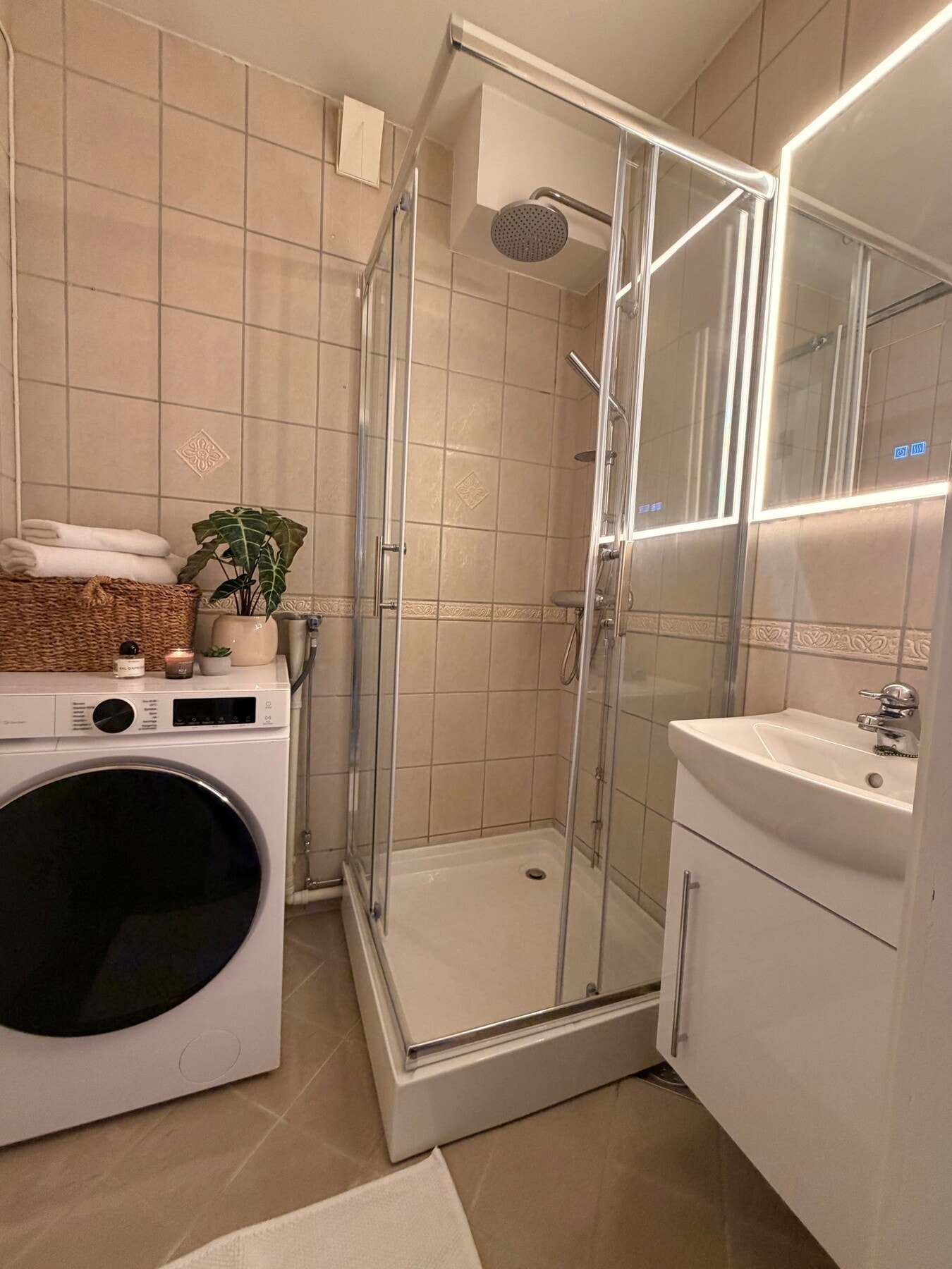 Flislagt bad med plass til vaskemaskin og tørketrommel. Galleribilde