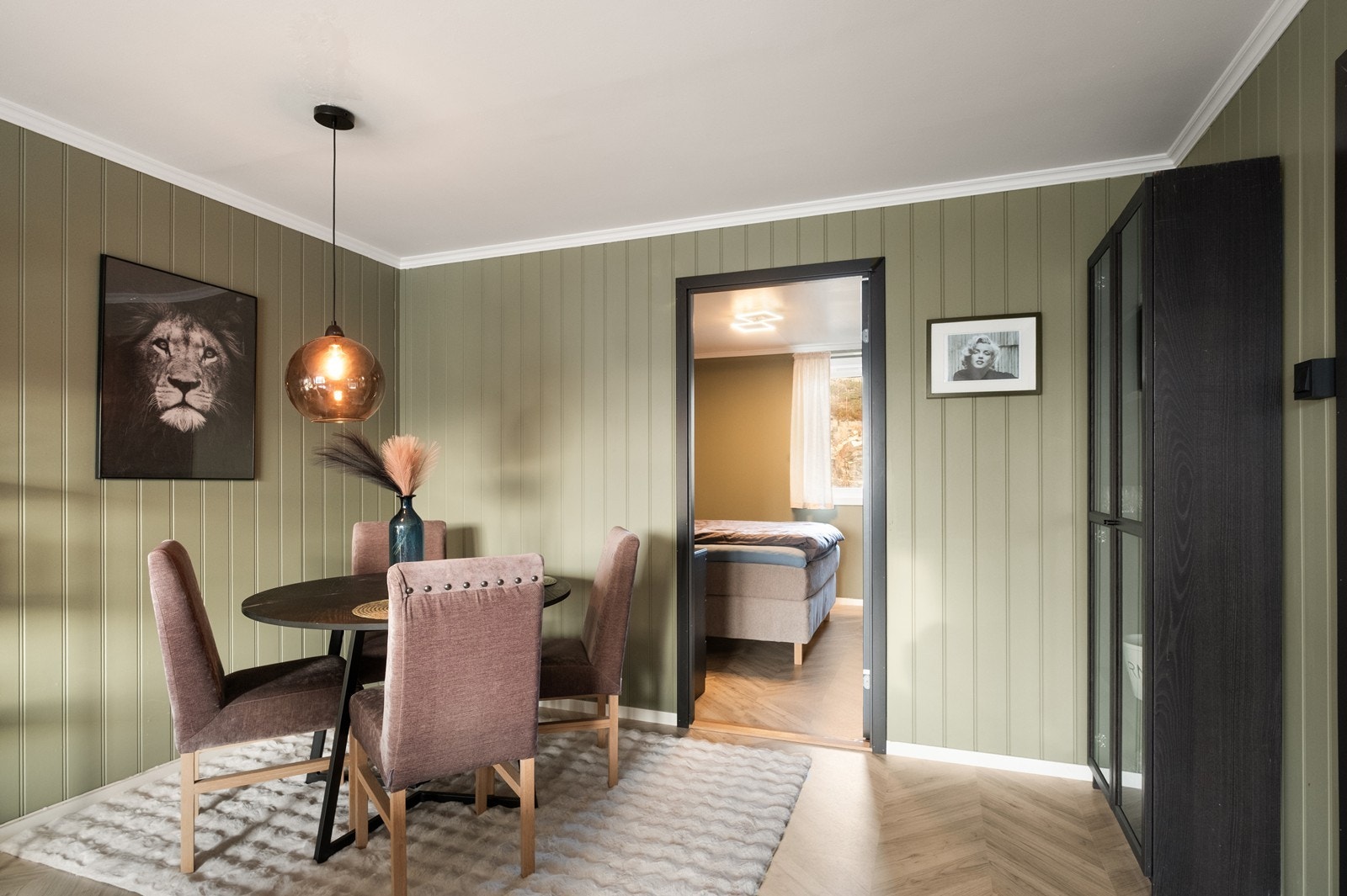 På stuen har man god plass til en spisestue. Galleribilde