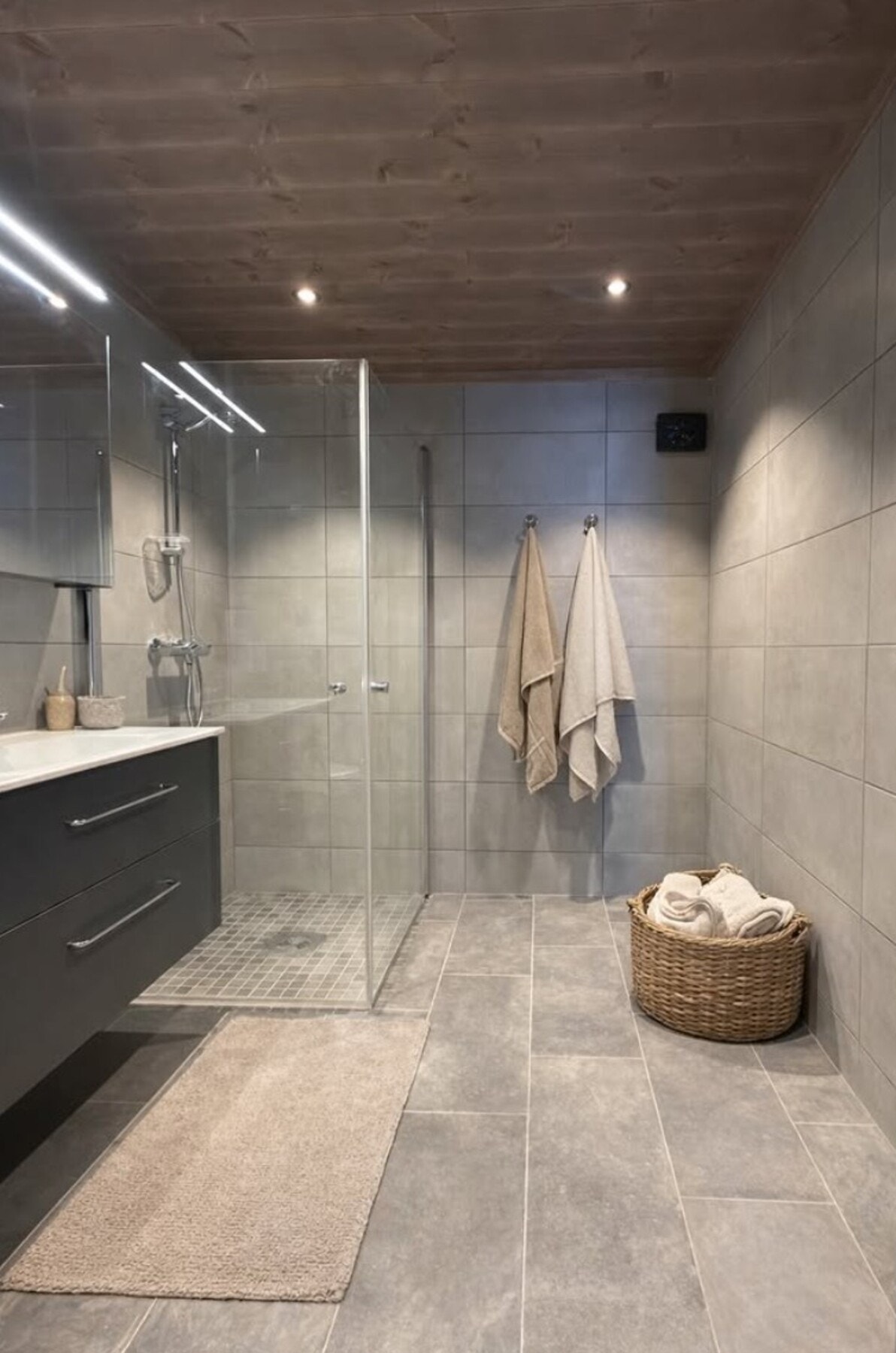 Foto fra bad i en tilsvarende hytte. Flislagte gulv og vegger. Galleribilde