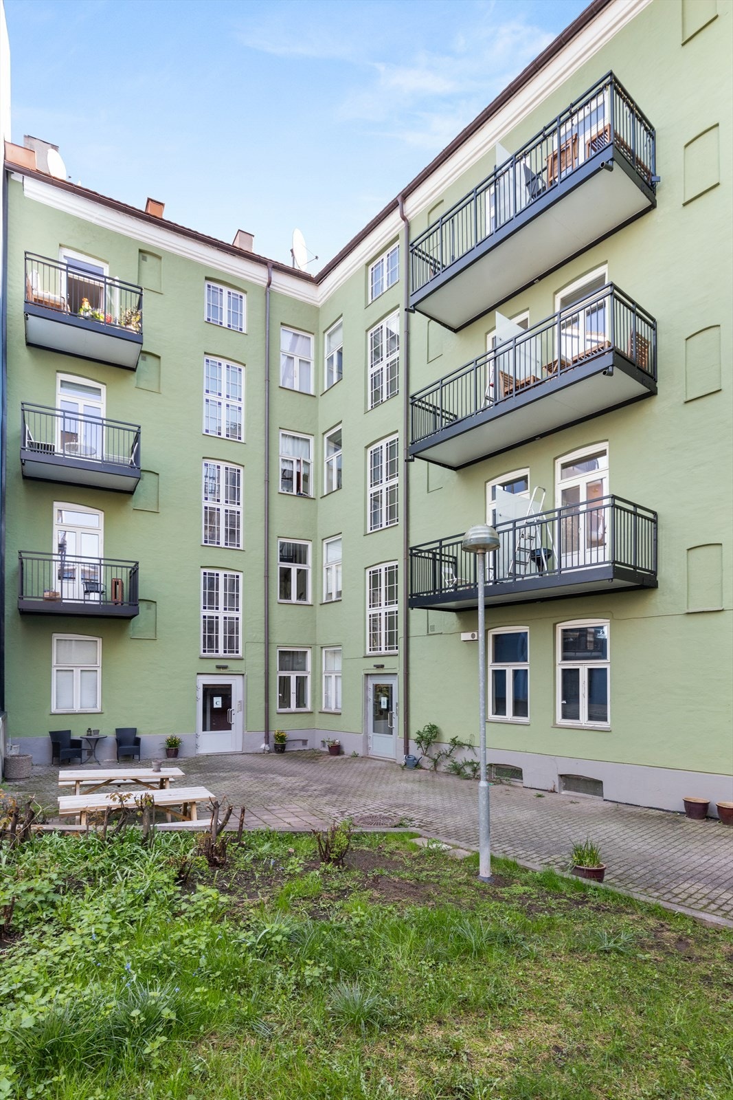 Bakgård på sommertid Galleribilde