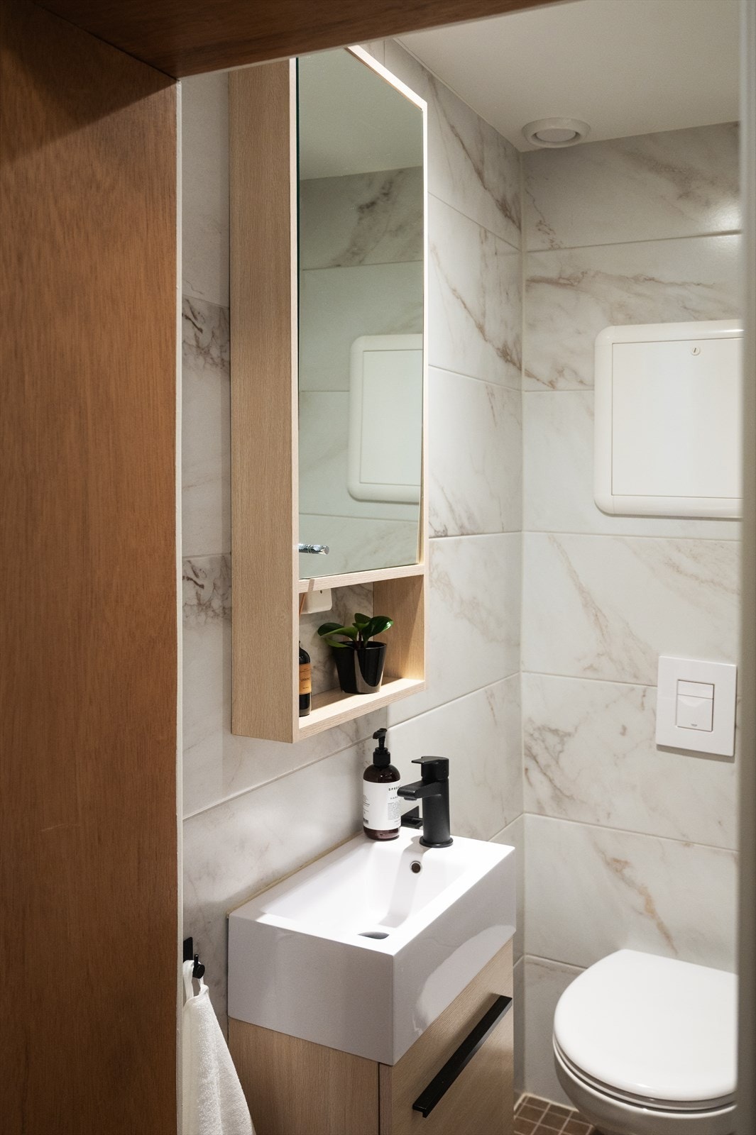 Badet er utstyrt med toalett, servant, ettergreps blandebatteri og dusj hjørne. Galleribilde