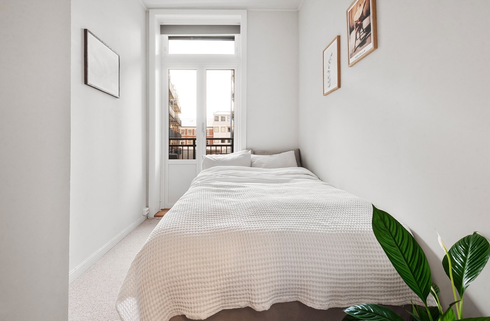 Soverommet har rikelig med lys fra vindusflatene. Gulvet er belagt med teppe. Galleribilde