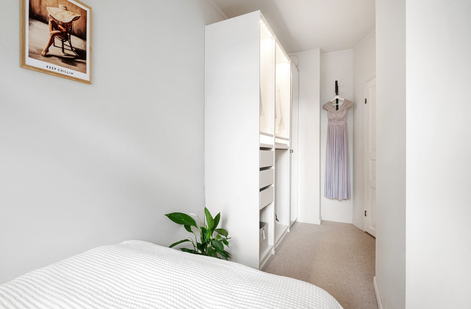 Praktisk garderobeskap som gir gode oppbevaringsmuligheter. Galleribilde