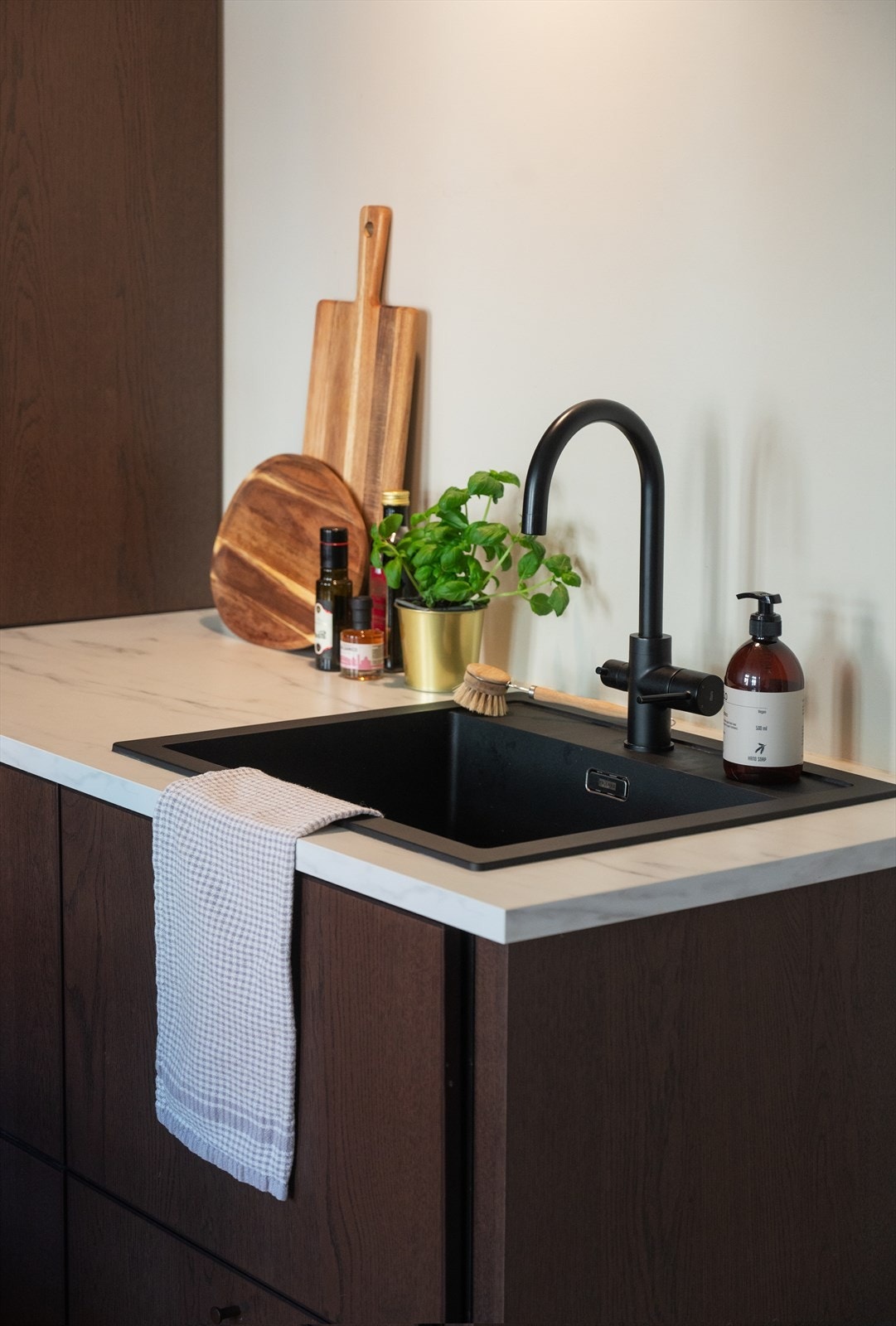 Kjøkkenet er utstyrt med vannvakt, komfyrvakt, platetopp, nedfelt kum, ettergreps blandebatteri, kjøl/fryseskap, stekeovn og oppvaskmaskin. Galleribilde