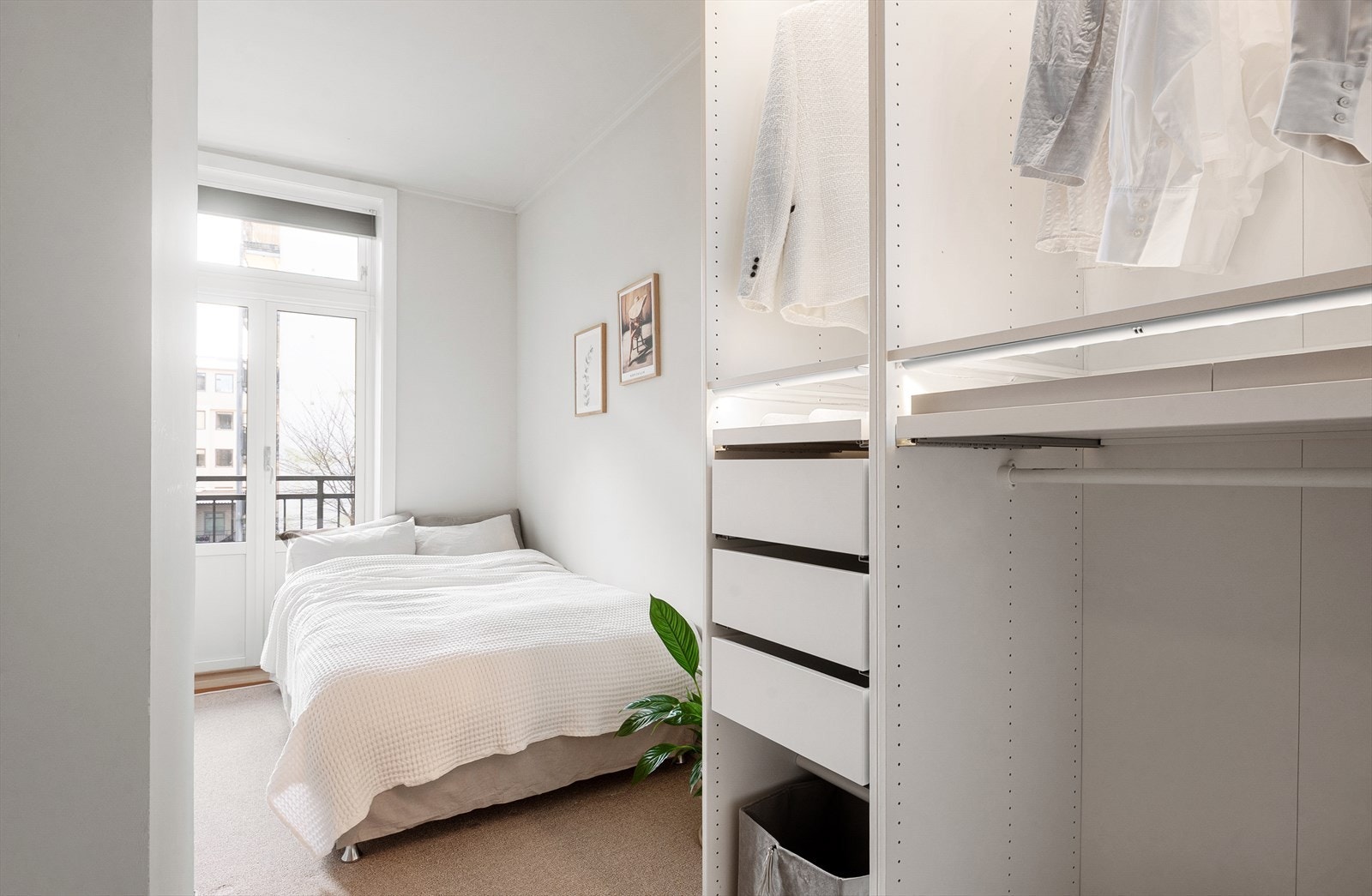 Romslig soverom som vender mot rolig bakgård med plass til dobbeltseng og garderobeløsning. Galleribilde