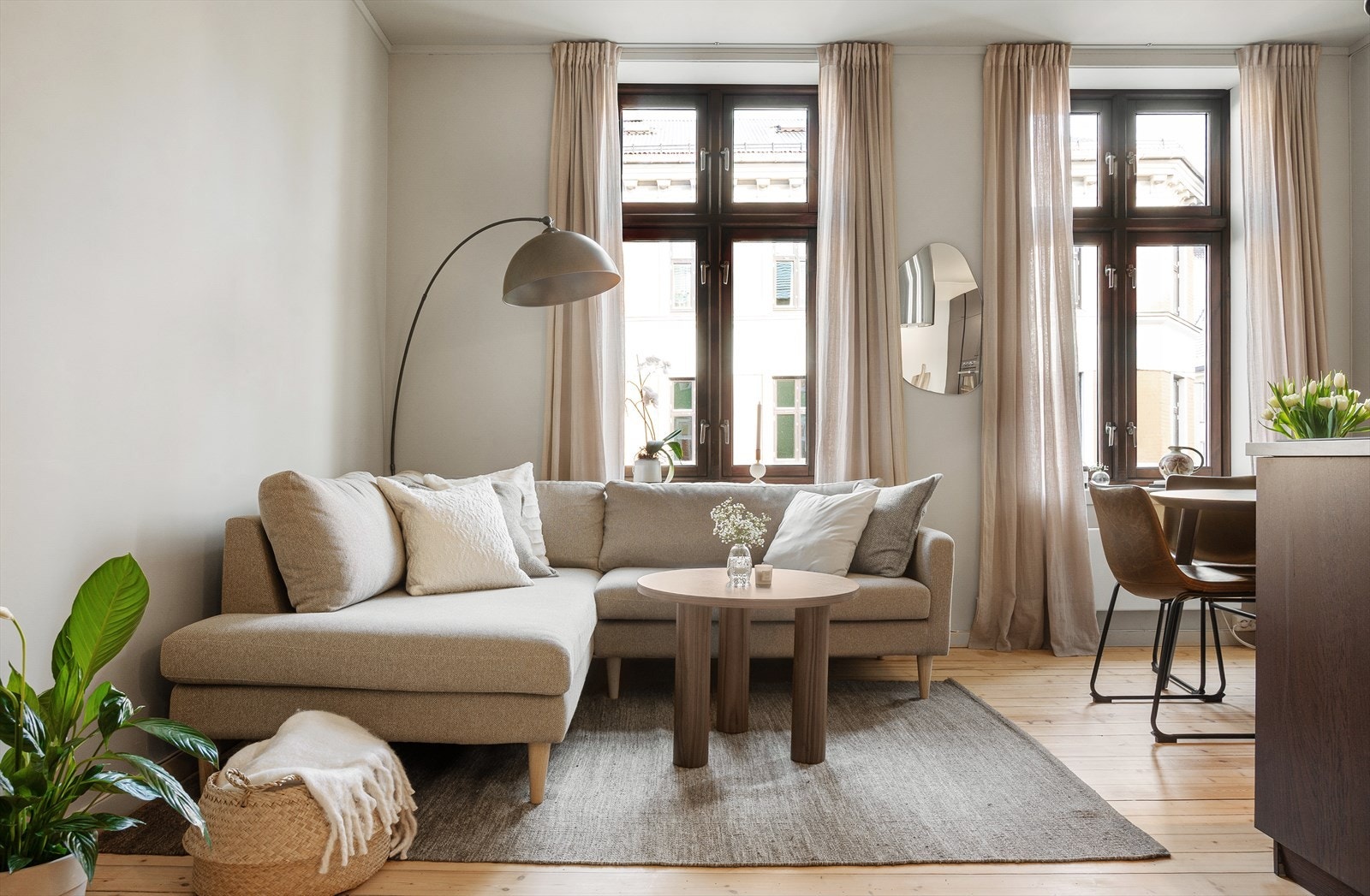 Stuen er av god størrelse, med plass til en sofaseksjon og annet ønskelig innredning. Galleribilde