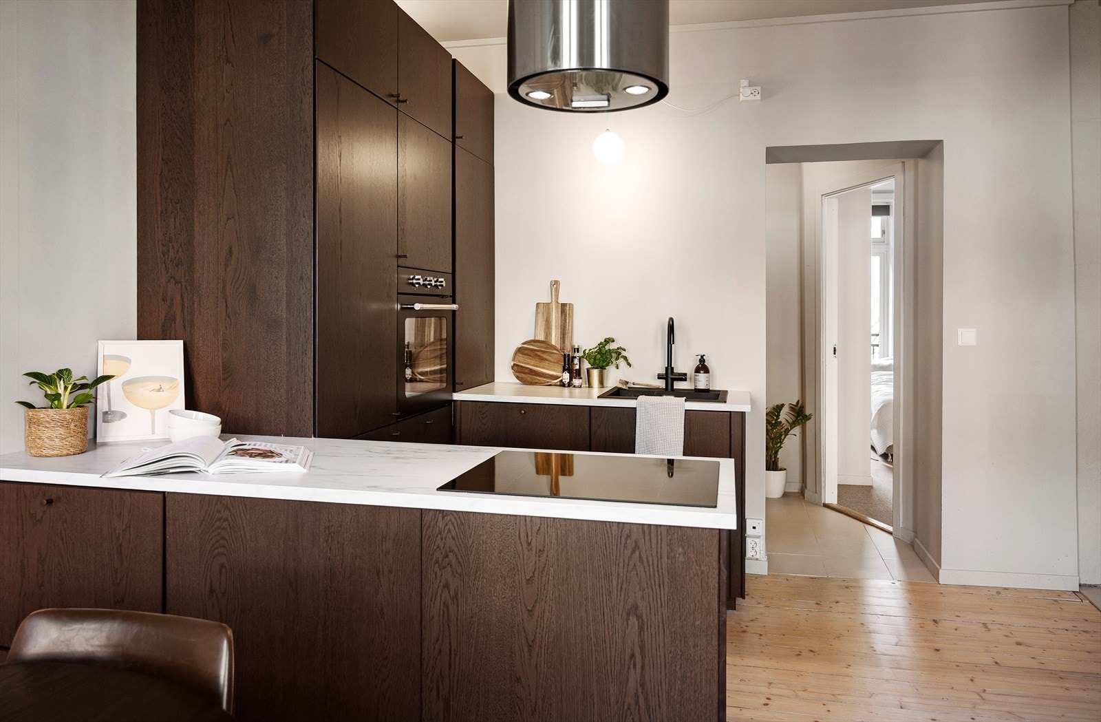 Kjøkkenet har godt med skap- og benkeplass. Galleribilde