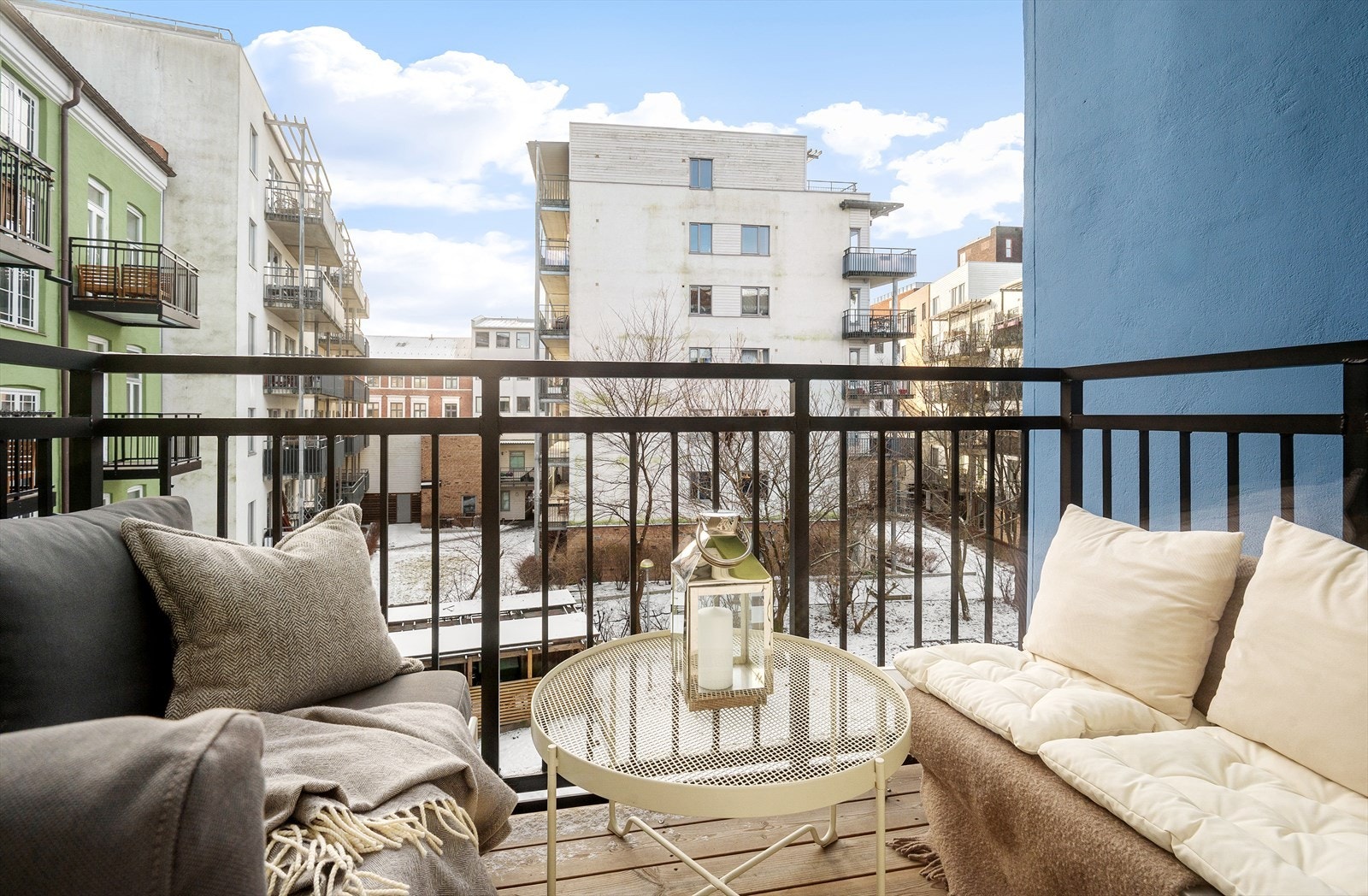 Vestvendt balkong mot rolig bakgård på 3,6kvm. Balkongen er ny fra 2024. Galleribilde