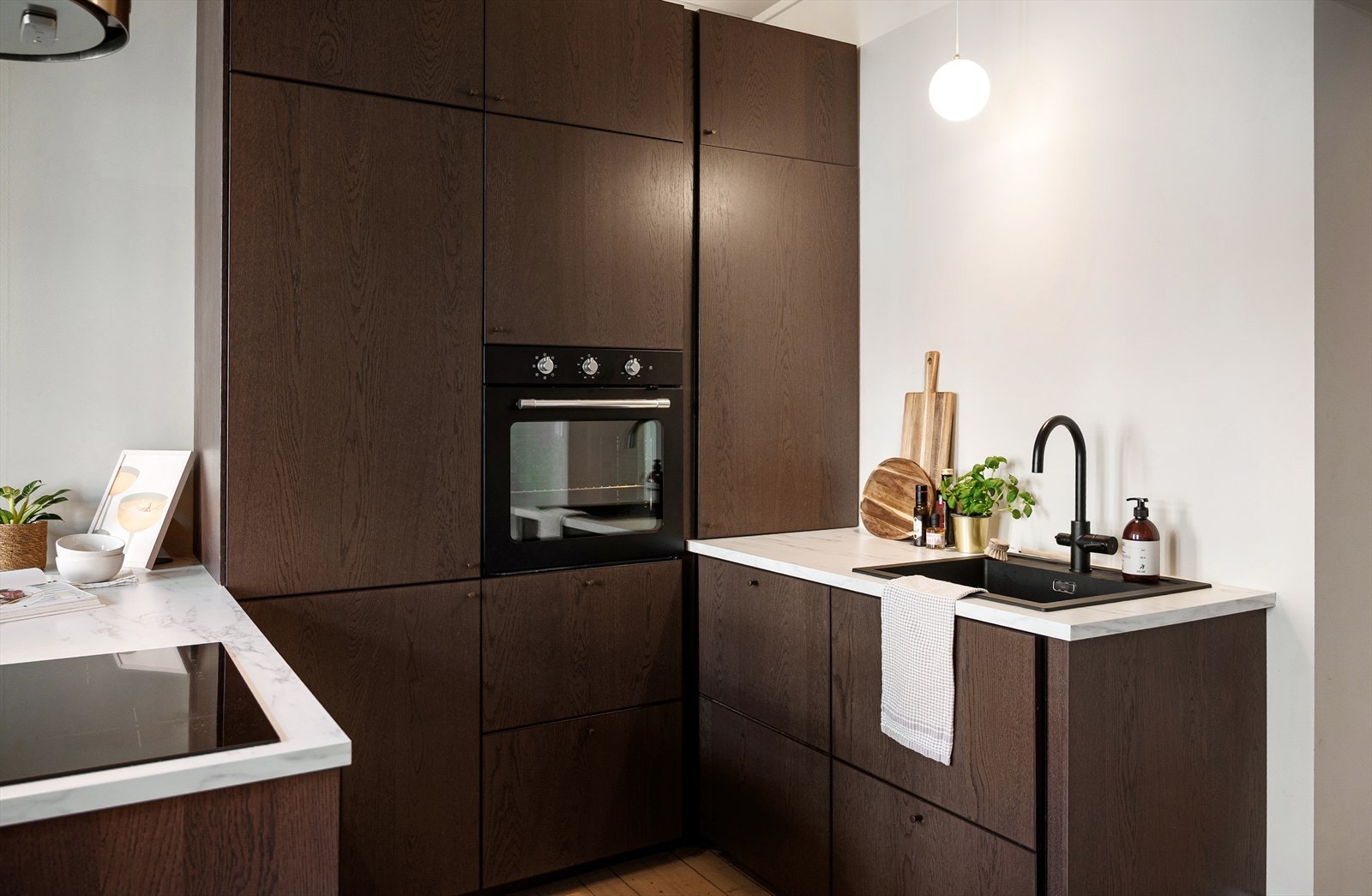 Kjøkkeninnredning med glatte fronter og laminat benkeplate. Galleribilde