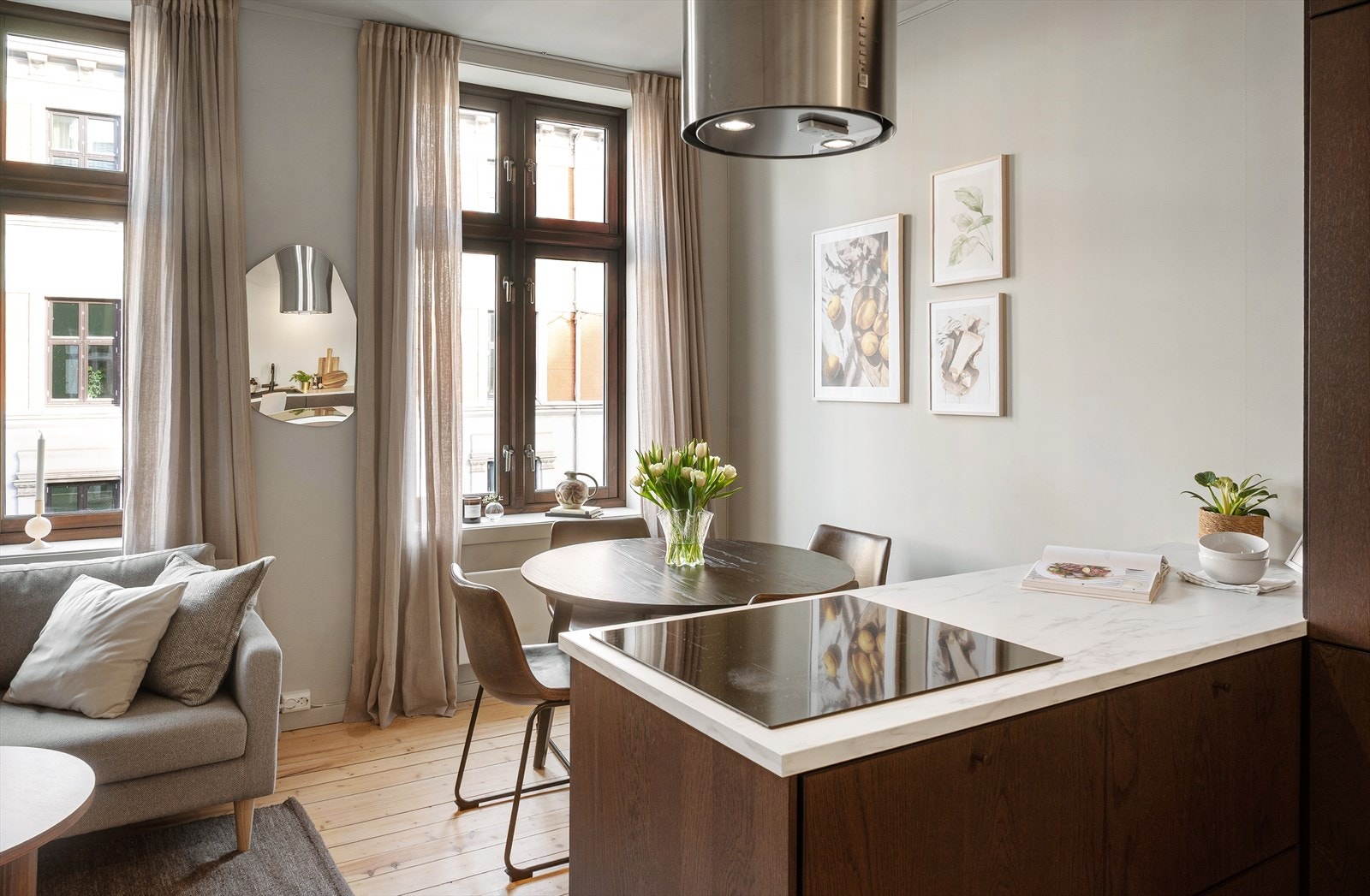 Store vinduer som gir rikelig med naturlig lysinnslipp. Galleribilde