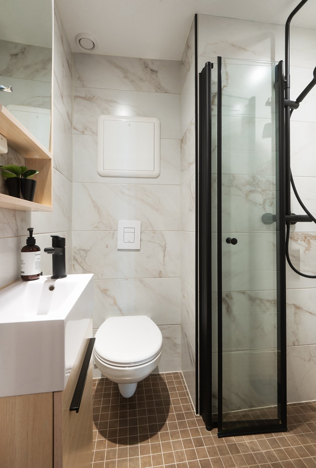 Pent flislagt bad, med elektriske varmekabler. Galleribilde