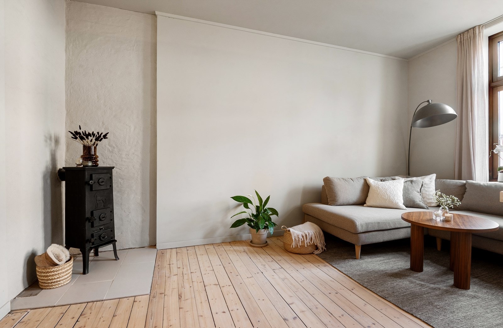 Gjennomgående originalt heltregulv i stuen. Galleribilde