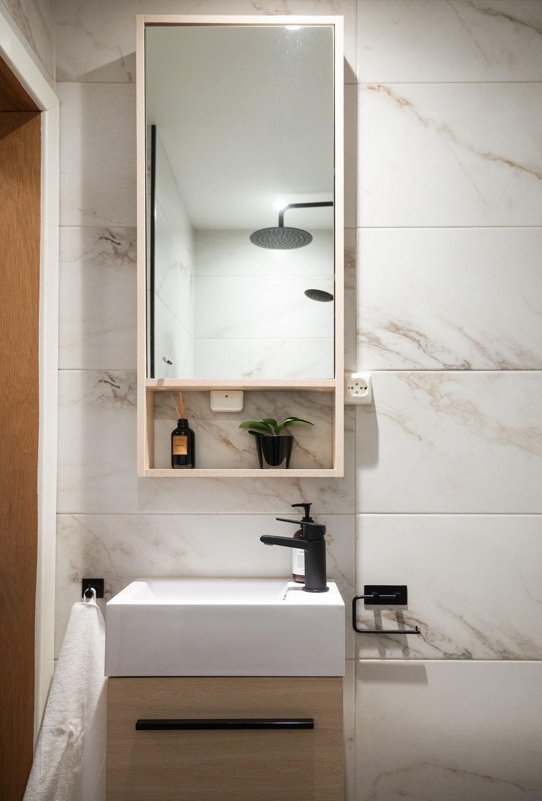 Ventilasjon skjer via naturlig oppdriftsventil og tilluft via spalte under døren. Galleribilde