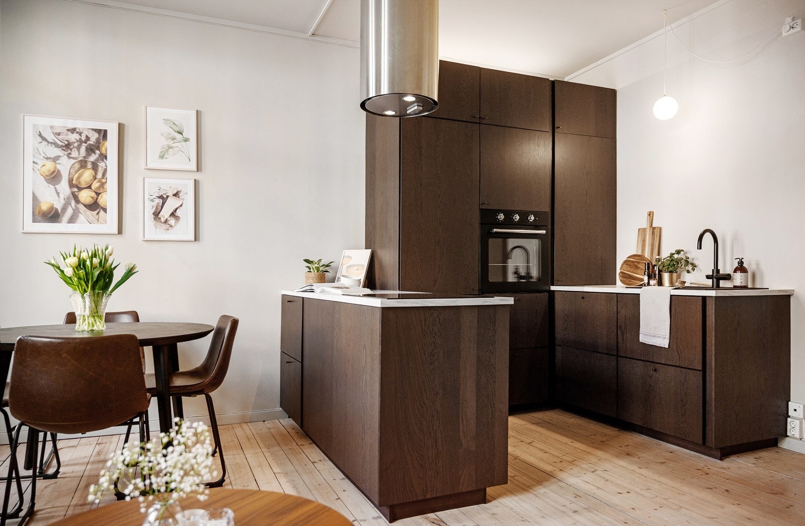 Kjøkkenet er fra 2022 og holder derfor en moderne og pen stand. Galleribilde