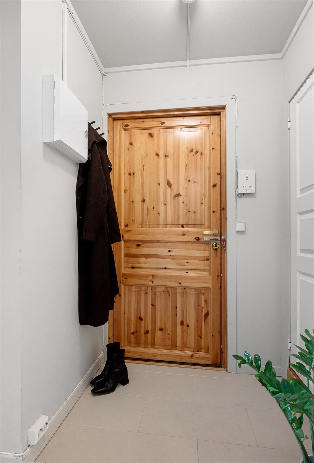 Innbydende entré med fliser, god plass til oppbevaring av sko og yttertøy, velkommen inn! Galleribilde