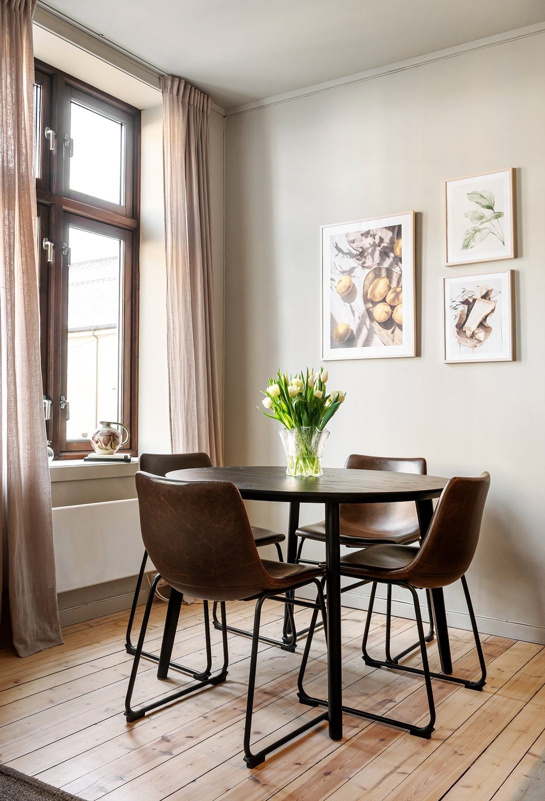 I stuen er det plass til en spisegruppe. Galleribilde