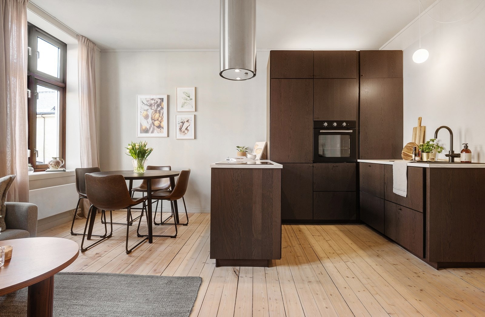 Åpen stue-/kjøkkenløsning med flere innredningsmuligheter. Galleribilde