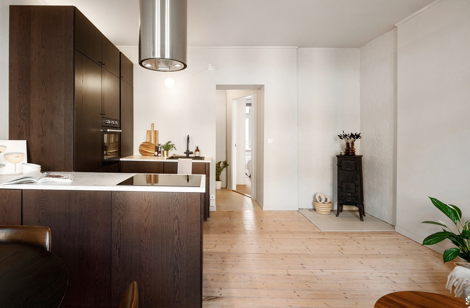 Fra stuen er det en naturlig overgang til leilighetens mer private del. Galleribilde